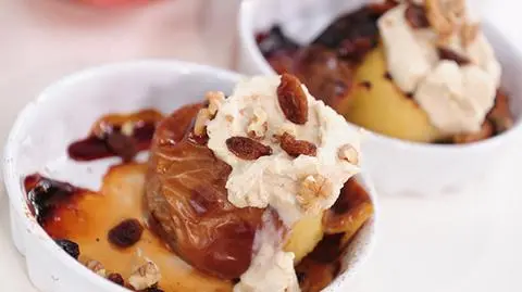 Pieczone jabłko z rodzynkami i imbirowym mascarpone