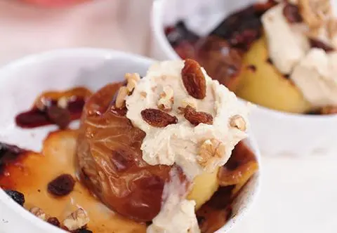 Pieczone brzoskwinie z mascarpone i ciasteczkami - przepis Piotra Kucharskiego
