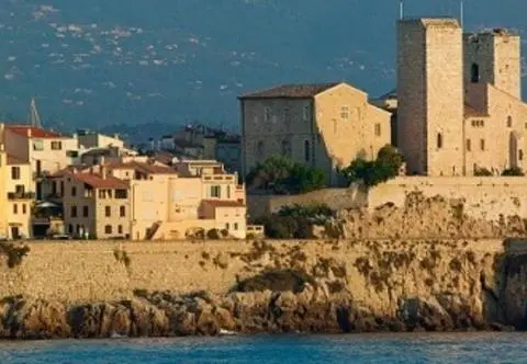 Gdzie znajduje się Antibes? Co warto zwiedzić?