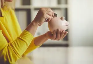 W Polsce trudno o oszczędności. W co inwestują Polacy?