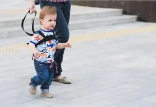 Czy smycz dla dziecka to dobre rozwiązanie podczas spaceru?