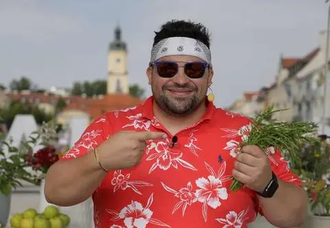Przepisy Szymona Czerwińskiego na szybkie i smaczne dania. Jak zrobić guacamole i pesto?