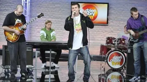 Kamil Bednarek w utworze "Is this love"