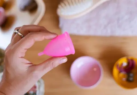 Kubeczek menstruacyjny: jak go używać, ile kosztuje?