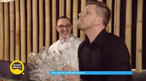 Sztuka trzymania kieliszków w wykonaniu Filipa Chajzera. Czy uda mu się pobić rekord?