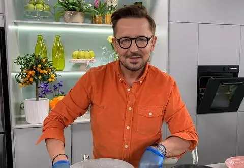 Dania z serem długo dojrzewającym - przepisy i składniki. Jak przygotować omlet, zupę pieczarkową i tartę?