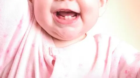 Pierwsze ząbki u sześcioraczków z Tylmanowej. Mama opublikowała urocze zdjęcie