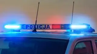Policyjny radiowóz z włączonym kogutem