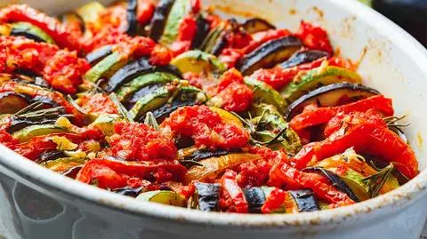 Zupa cebulowa, ratatouille, a na deser sernik crème brûlée. Przepisy Piotra Kucharskiego