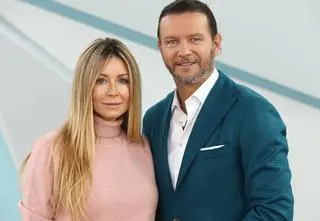 Radosław Majdan bawi się z synem na placu zabaw