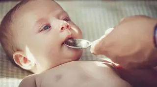 Niemowlę dostaje syrop na kaszel