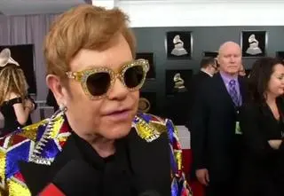 Elton John przerwał koncert z powodu choroby. Muzyk stracił głos