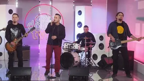 Na scenie DDTVN Brown w piosence "perspektywa"