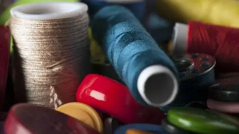 Dżersej – co to za materiał? Charakterystyka, zalety i wady