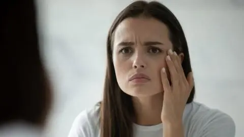 Przesuszona od klimatyzacji skóra - jak o nią dbać? Sposoby na suchą skórę