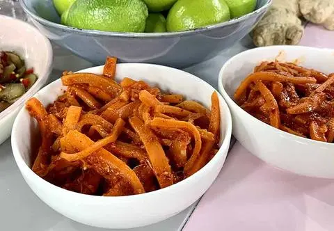 Pieczone kolorowe marchewki z sosem tahinowym - wykwintny pomysł na obiad