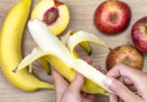 Nie wyrzucaj skórki od banana. Sprawdź, do czego możesz ją wykorzystać