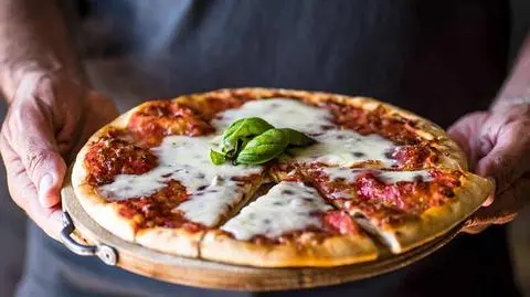 Pizza na zakwasie, pikantny kurczak i zapiekana feta - przepisy