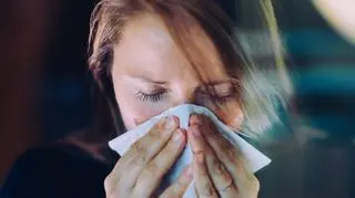 kobieta przykłada chusteczkę do nosa