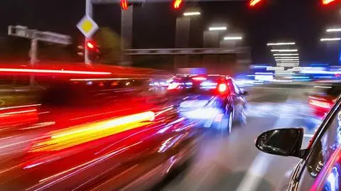 Wrocław. Auto wjechało w przystanek. Wśród rannych są dzieci. Kierowca uciekł