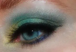 Makijaż oczu za pomocą papieru toaletowego. Jak wykonać toilet paper makeup?
