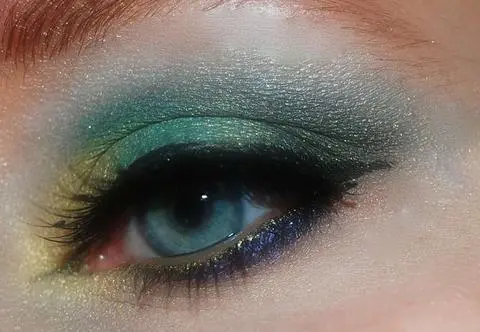 Makijaż oczu za pomocą papieru toaletowego. Jak wykonać toilet paper makeup?