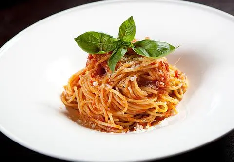 Wegańska kuchnia Alicji Rokickiej. Sprawdź, jak zrobić domową pastę pici i pasta di pomodoro crudo 
