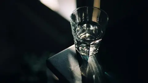 Zasypiasz ze szklanką wody na stoliku nocnym? Zobacz, czym to może grozić