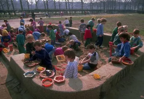 Słodycze i zabawy z lat 90. Co było na topie u schyłku XX wieku?
