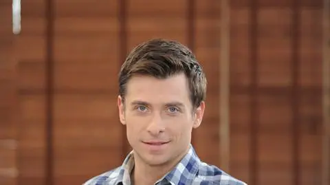 Dlaczego Kacper Kuszewski czasami ciągnie się za ucho? 