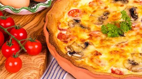 Tarta z grzybami obok pomidorów koktajlowych