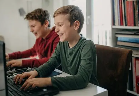Bezpieczeństwo w Internecie - jak rozmawiać o nim z dziećmi? Program Ministerstwa Cyfryzacji