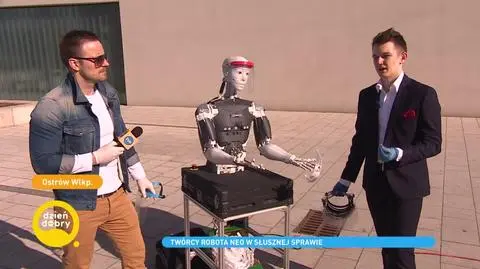 Kamil Kaliński i robot humanoidalny NEO drukuje przyłbice dla szpitali