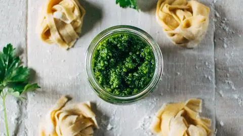 Pesto z pietruszki – jak zrobić? Z czym podawać? | Dzień Dobry TVN