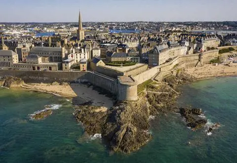 Atrakcje Saint Malo - na plażę czy do katedry?