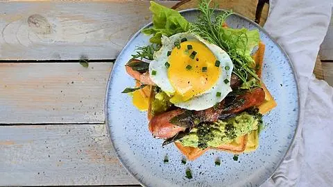 Na wakacyjne śniadanie w niedzielę gofry z guacamole!