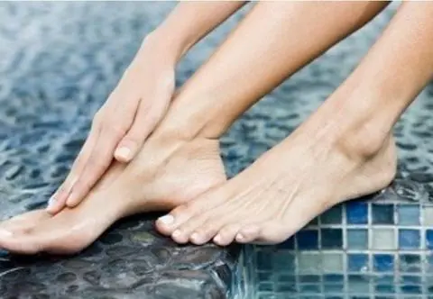 Domowe SPA dla stóp kro po kroku. Jak wykonać pedicure?