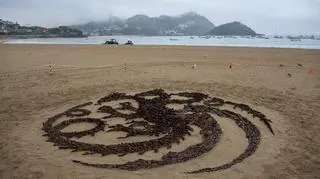 Symbol smoka na plaży