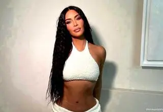 Kim Kardashian w szokującej stylizacji. Gwiazda zakryła twarz skórzanym workiem. Fani orzekli: "Odrażające"