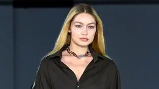 Gigi Hadid w szokującym kolorze włosów. Zaskoczyła widzów na pokazie Burberry