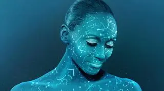 Kobieta ze znakami zodiaku