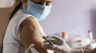 Osoba przyjmująca szczepionkę