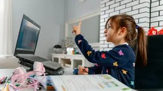 Nie minął jeszcze pierwszy tydzień nauki, a część szkół już przechodzi na zdalne nauczanie. Co za tym stoi?