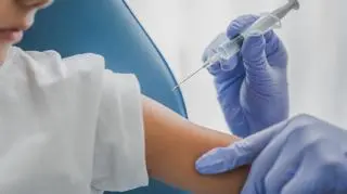 Dziecko przyjmujące szczepionkę