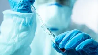 Nowy lek na COVID-19 odmładza układ odpornościowy - kiedy wejdzie do aptek?