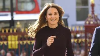 Księżna Kate często podkreśla swoją smukłą talię.