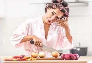 Sok z cebuli - naturalny sposób na poprawę kondycji włosów. Jak go stosować?