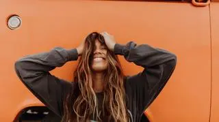 "Fryzurę motyla" pokochają fanki długich włosów. Dodaje objętości i podkreśla rysy twarzy 