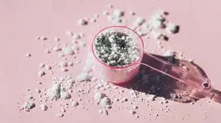 Puder w kremie - właściwości lecznicze. Kiedy i na co go stosować?