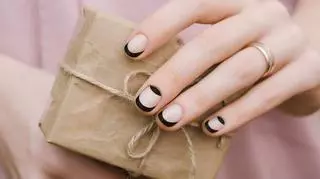 Czarny french manicure 